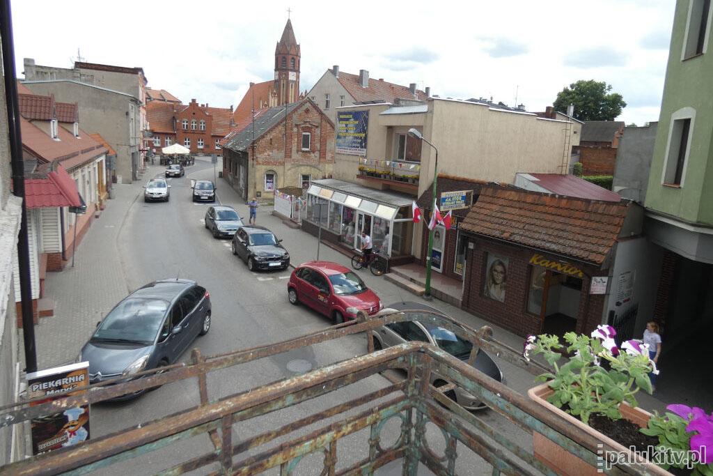 Z balkonu o tym, jak było i jest  na Kościuszki w Żninie (wideo)