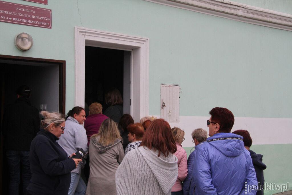 Zebranie w Spółdzielni Mieszkaniowej w Brzyskorzystewku. Cztery godziny głosowań. Mieszkaniec: „Ręka mnie boli od tego podnoszenia”.