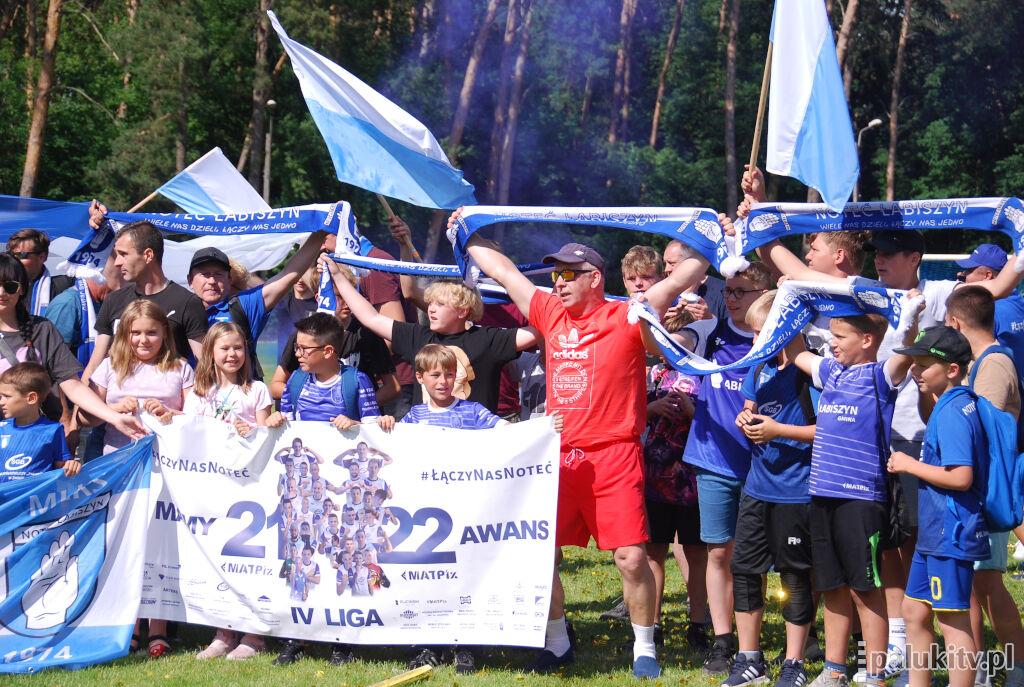 Noteć Łabiszyn gromi rywali, a Marcin Słowiński staje na ślubnym kobiercu. Święto z okazji awansu do IV ligi trwa (zdjęcia + wideo)