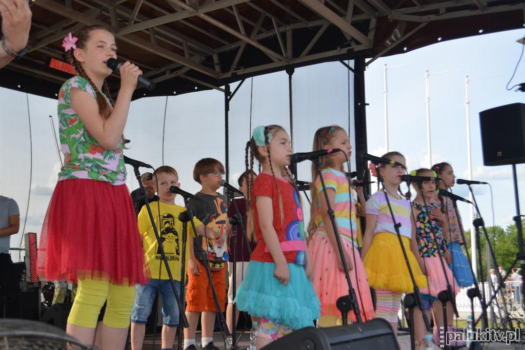 Koncert Arki Noego w Żninie. Dziecięcy występ sprawił dużo radości nie tylko najmłodszym (wideo)