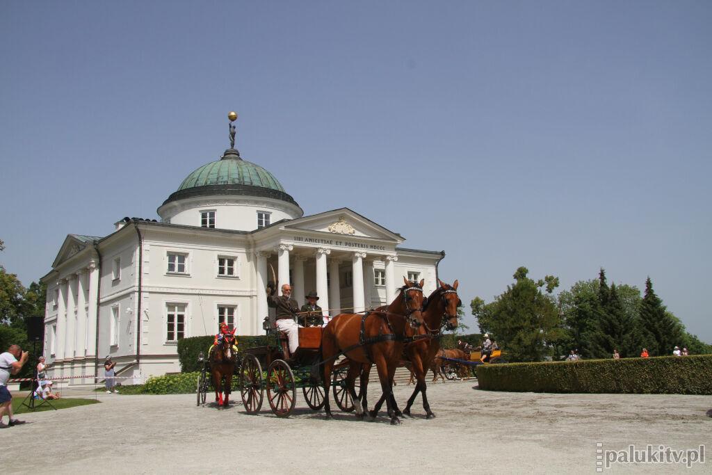 Konkurs pojazdów konnych w Lubostroniu. Konie i ludzie w trzydziestostopniowym upale. Coraz wyższy poziom rywalizacji (zdjęcia + wideo)