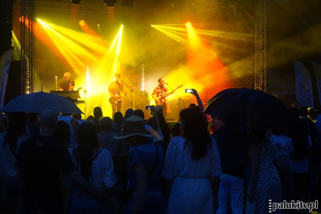 Gorące imieniny miasta i gminy Janowiec. Koncert Myslovitz w czasie burzy, z deszczem maleńkich żółtych kwiatów (zdjęcia + wideo)