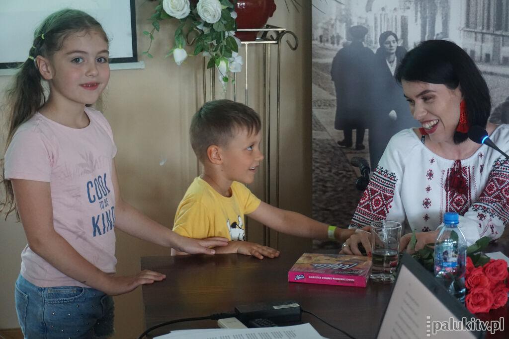 Gościnią kcyńskiej Ciekawości świata była Ukrainka Khrystyna Syrova-Kovalyshyn. Jej wiersze przywracają do życia