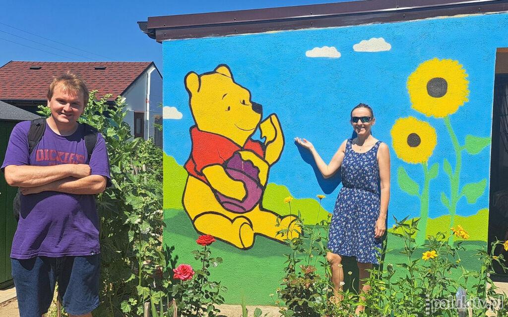 Regularnie napada na funk. Tworzy też murale. Najnowsze dzieło to Puchatek na działkowym domku w Żninie