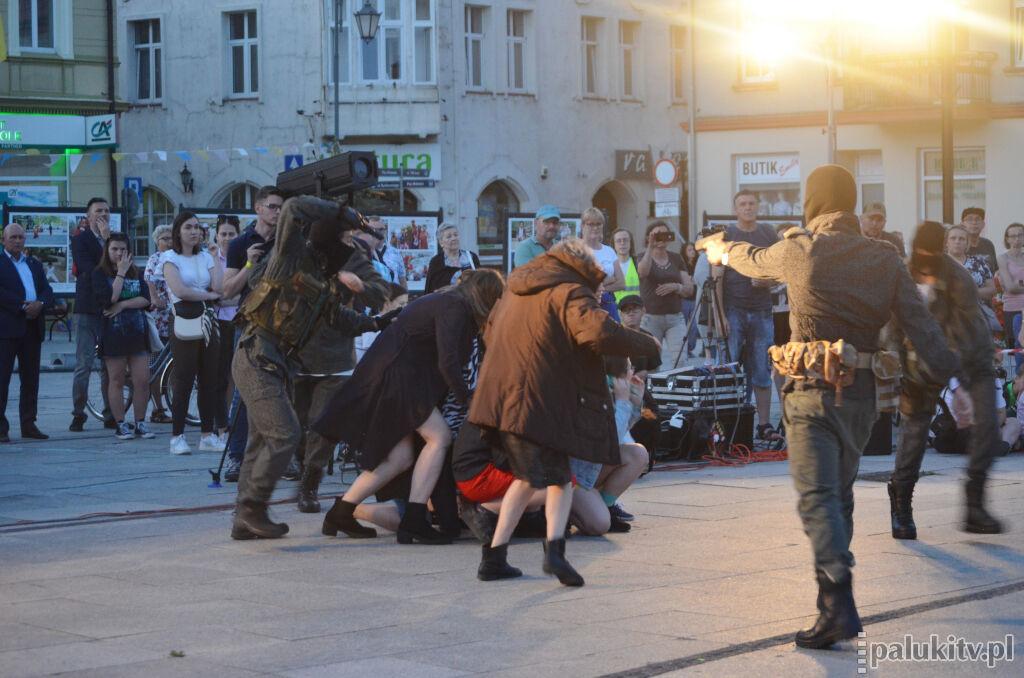    Spektakl “Raport” to rzeczywistość, sprzeciw i nadzieja. Pokazali sytuację Ukrainy poprzez wzruszające sceny