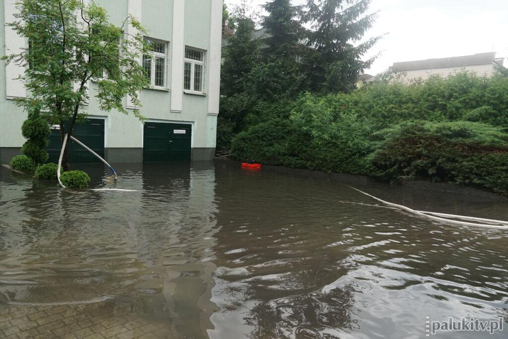 Zalany Żnin: jezioro przy rondzie, pęczniejący obwód niecki w parku. Archiwum ratusza uratowane. Strażacy i ich pompy pracują na pełnych mocach (zdjęcia)