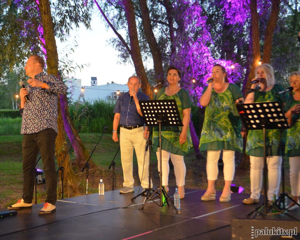 Park Wolności w Barcinie. Bawili się wyśmienicie w blasku księżyca, czas umilała im muzyka, wino i sery (wideo)