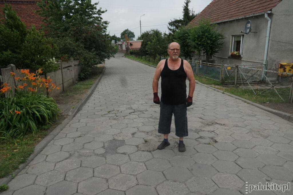 Zapomniane przez władzę ulice Góry: flaszki po wódce w pojemniku na piasek, dziury w trylince, koleiny w gruncie, którego asfalt nigdy nie liznął (zdjęcia)