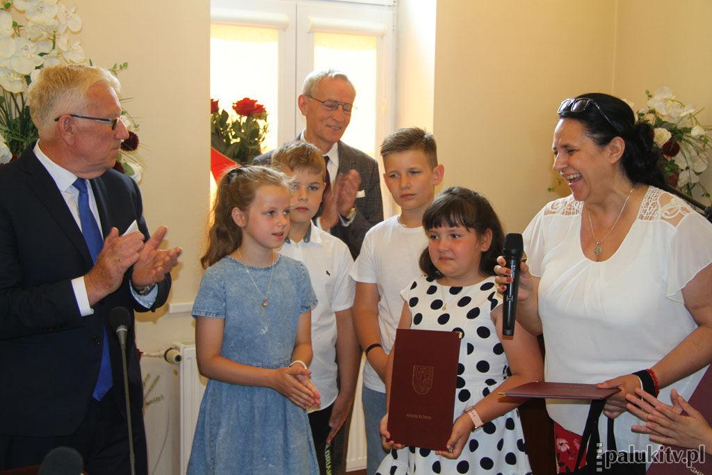 Laureaci konkursów ze szkoły w Mycielewie. Odebrali gratulacje z rąk burmistrza