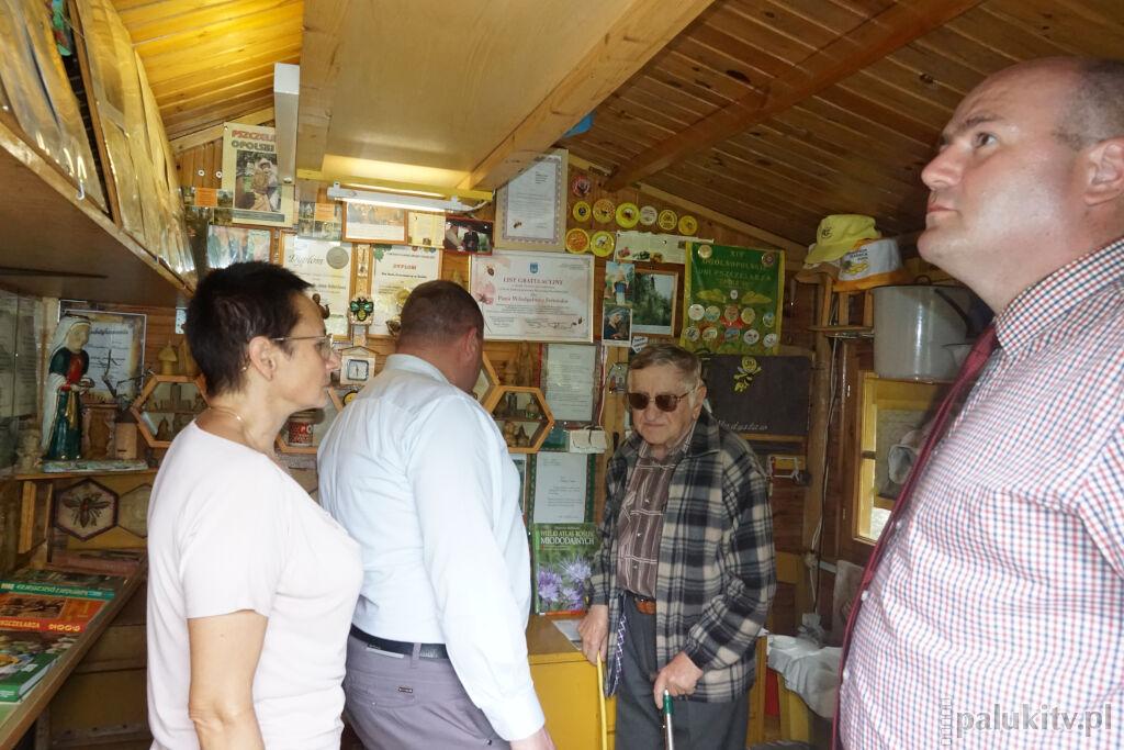 Włodarze Janowca Wielkopolskiego odwiedzili żnińskie rancho w dolinie, by złożyć specjalne podziękowania zasłużonemu pszczelarzowi