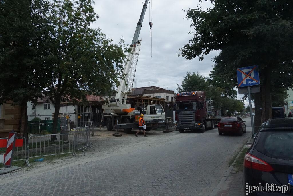 Chodnik na 700-lecia w Żninie zajęty od 8 miesięcy, piesi zablokowani. Czy gmina Żnin dużo zarobiła za zgodę na zajęcie tego terenu?