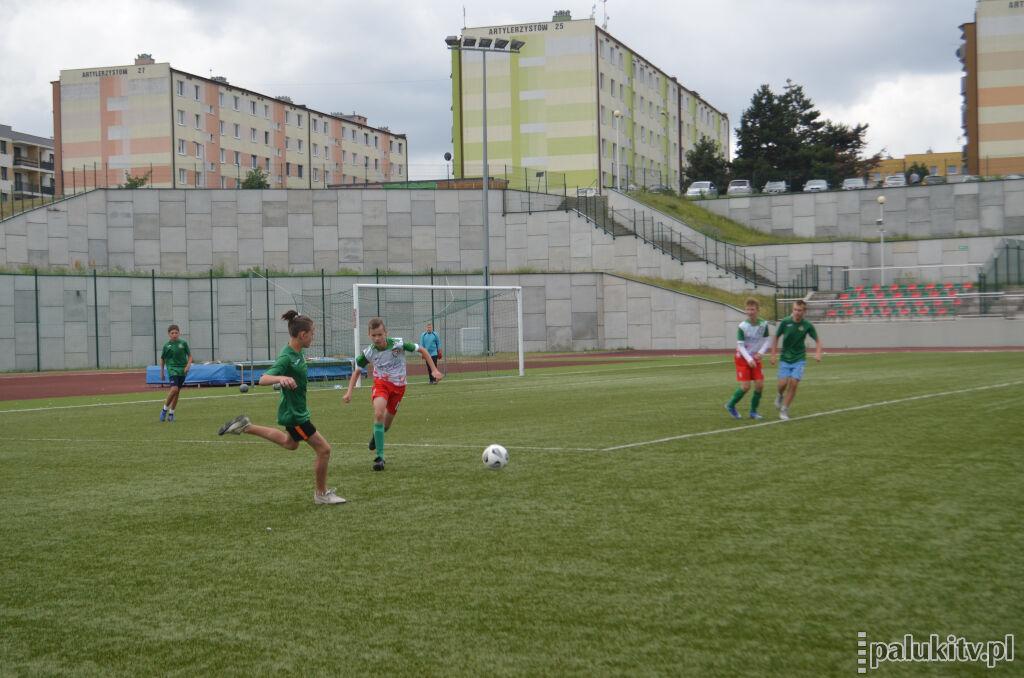Międzynarodowy mecz na barcińskim stadionie. Dzieci z Bursztyna na Ukrainie zagrały z piłkarzami Dębu BOSiR Barcin 
