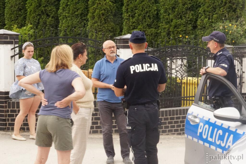 W Wolicach rowery fruwają do góry kołami. Zamiast rozbiórki, trwa rozbudowa toru. Policjanci wezwani przez sąsiadów są bezradni (zdjęcia)