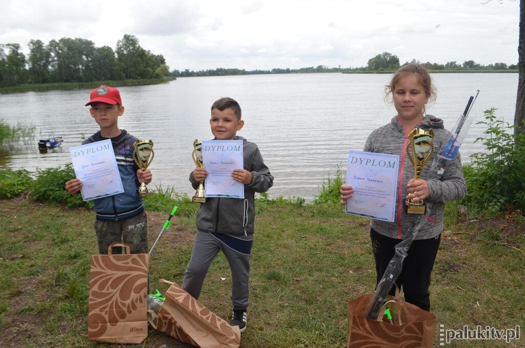 Zawody wędkarskie w Rogowie dla dzieci. Jedna z zawodniczek złowiła raka (zdjęcia)
