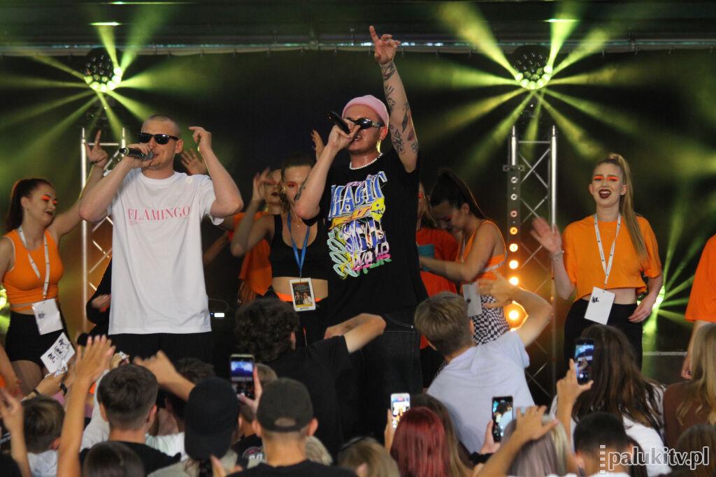 Hip-hop na wyspie w Łabiszynie. Młodzież w ekstazie. Koncert raczej nie dla boomerów (zdjęcia + film)