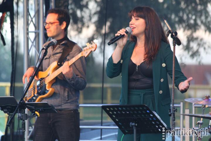 „Letnie brzmienia zamku” w Szubinie. Lato tylko w nazwie, ale koncert udany (wideo)