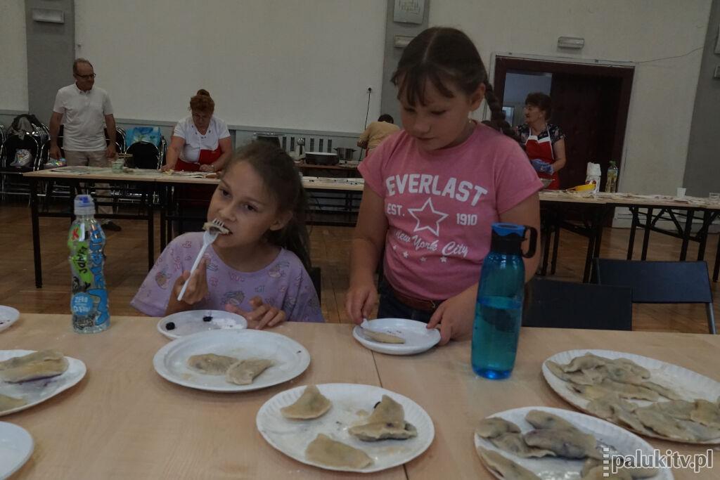 300 pierogów na godzinę, pół tysiąca przez dwie. Zrobione przez 4 gospodynie i 18 dzieci na zajęciach w ŻDK. A po lepieniu - wielka uczta (zdjęcia)