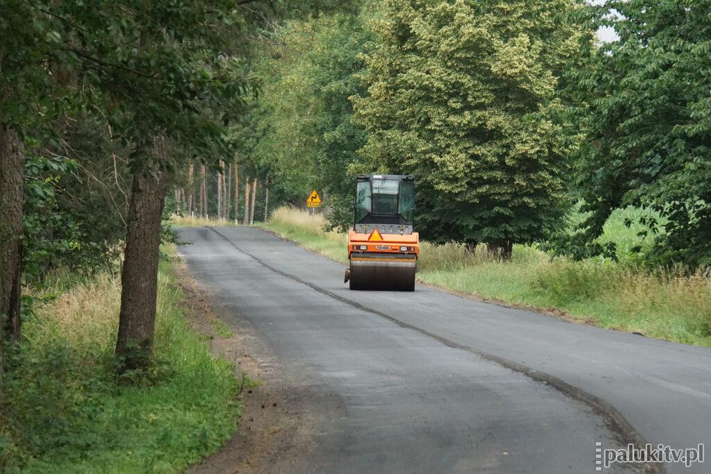 Polski Ład nie dla każdej drogi, o której marzą w żnińskim starostwie, ale o Sulinowo nie trzeba się martwić. Kowalski nie zszedł z budowy, tylko czeka na swego podwykonawcę (zdjęcia)