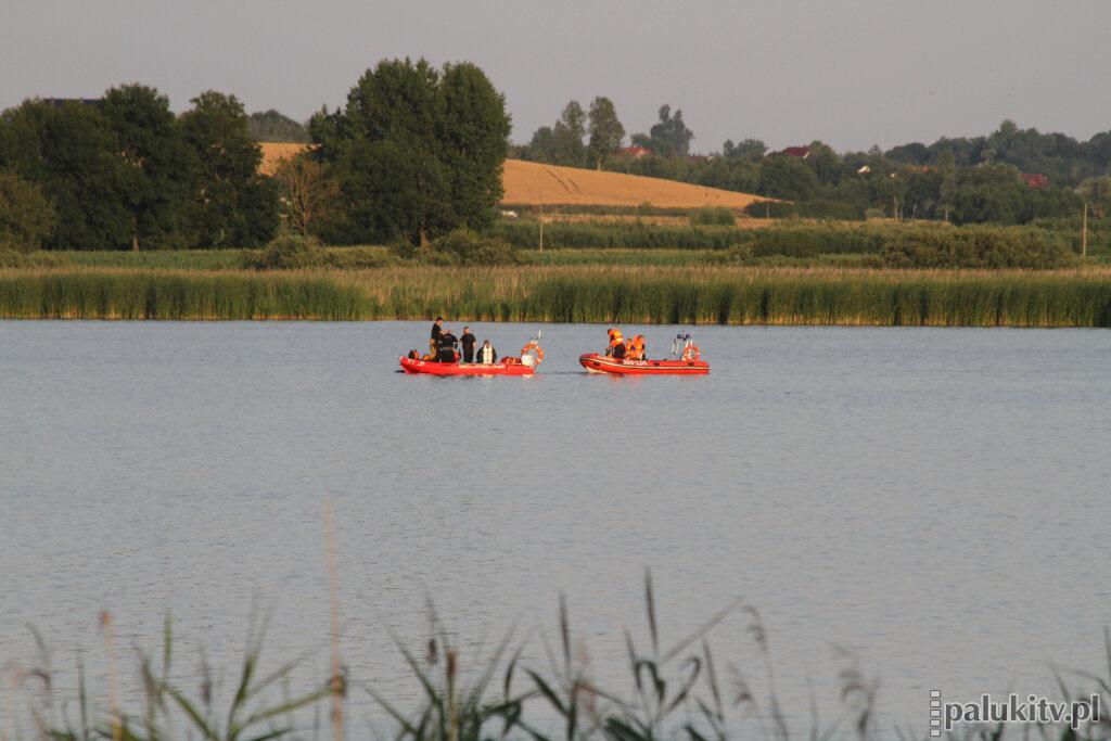 Dwie osoby wypłynęły rowerem wodnym na Małe Jezioro. Mężczyzna znalazł się pod wodą. Trwają poszukiwania