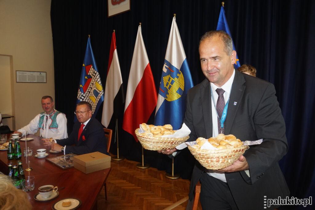 Burmistrz wrócił z urlopu. Veseli w ratuszu. Vdolečky rozpływały się w ustach (zdjęcia i film)