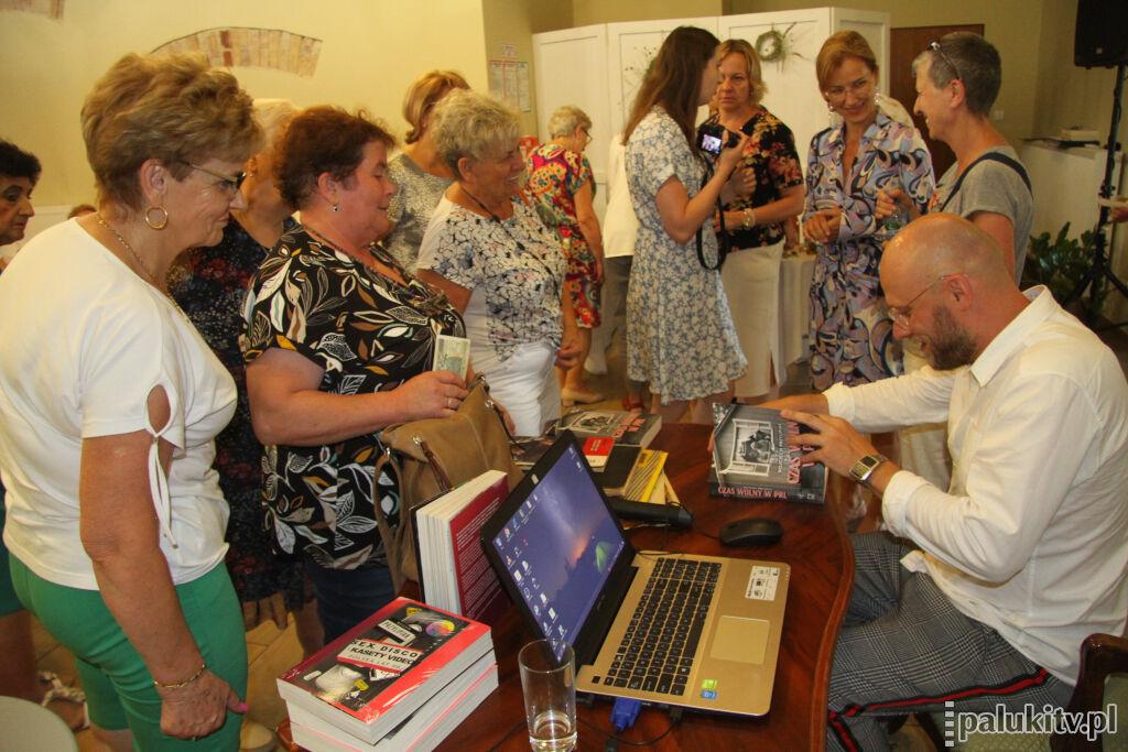 Jak ludzie odpoczywali w PRL-u? Spotkanie z Wojciechem Przylipiakiem w łabiszyńskiej wozowni (zdjęcia)