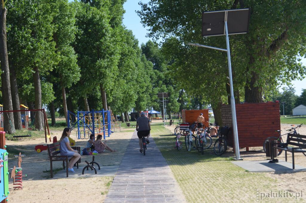 Plaża w Rogowie. Czysta woda, spacery, gorący piasek i pomost do selfie
