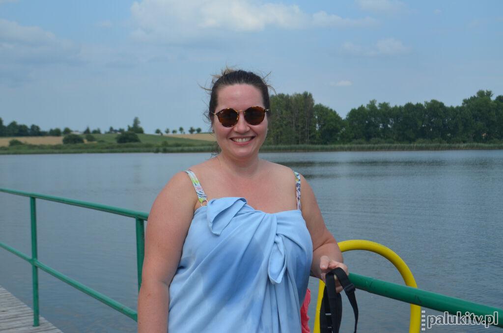 Plaża w Gąsawie. Woda troszkę mętna, plaża bardzo obiecująca, a jezioro to królestwo białego łabędzia