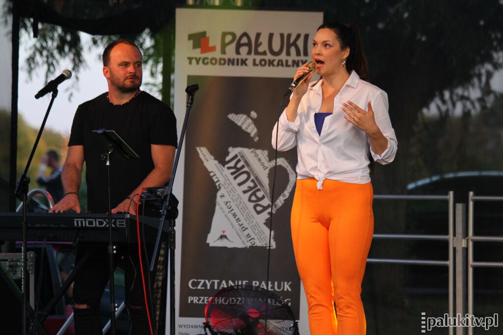 Przy ruinach zamku w Szubinie. Letnie brzmienia, zimne lody i gorąca zabawa
