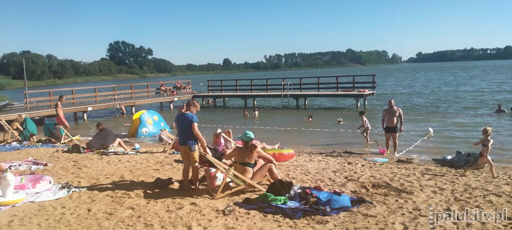 Plaża w Laskowie. Czysta woda, solidna plaża, ale to nadzwyczajne widoki zapierają dech w piersi