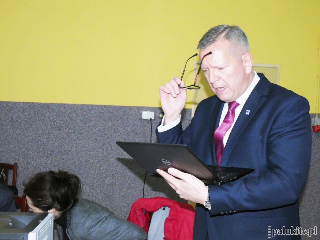 Zobowiązania zaciągnie Robert Luchowski, ale ze spłatą będzie radził sobie ktoś inny. Włodarz potrzebuje milionów, ale nie wie dokładnie na co. Koalicja nie widzi problemu