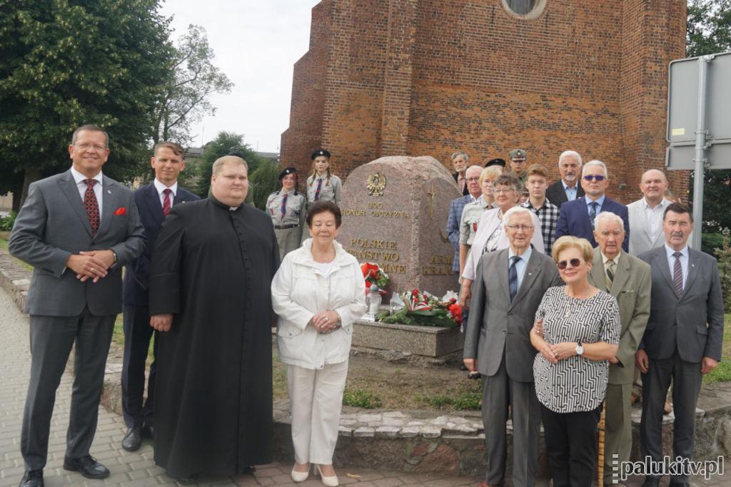 Żninianie uczcili pamięć powstańców warszawskich przy Pomniku Polskiego Państwa Podziemnego