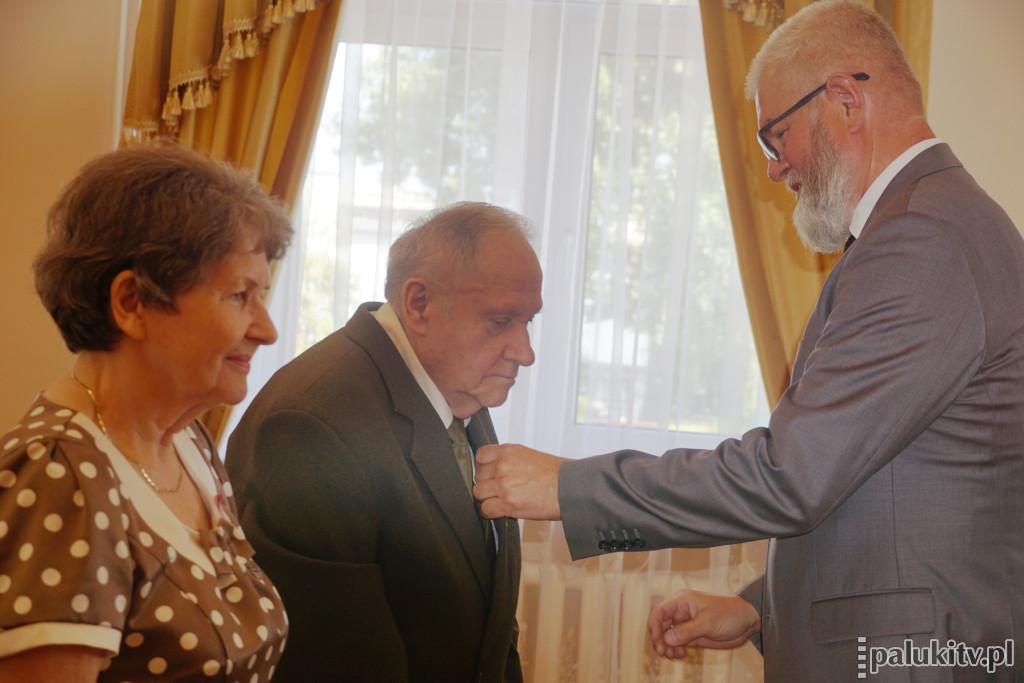 Ślub cywilny wzięli w Pakości, a kościelny w ówczesnej Czechosłowacji. Teraz w USC w Barcinie państwo Kozłowscy świętowali pół wieku małżeństwa