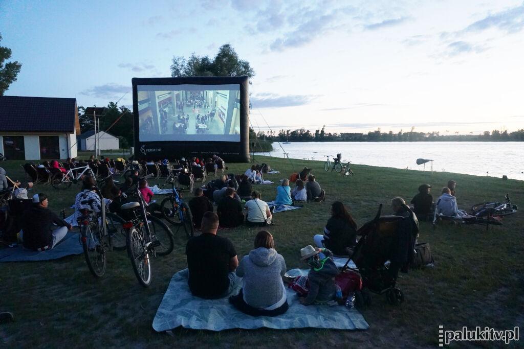 Rogowskie kino plenerowe z widokiem na zachód słońca nad jeziorem. To był strzał w dziesiątkę