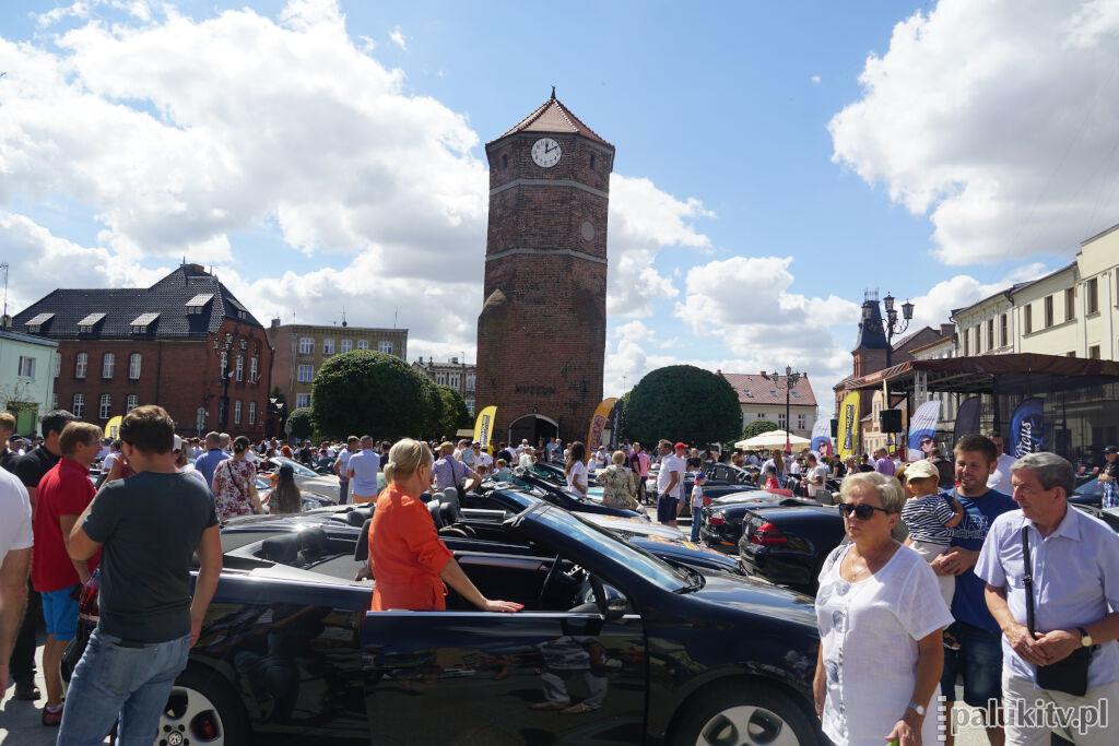 Cabrio Poland znowu w Żninie. 110 dachów otworzyło się pod Basztą (wideo + zdjęcia)