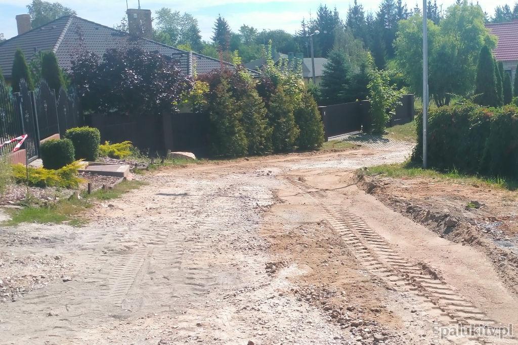 Modernizacja ul. Klonowej w Barcinie trwa. Rozwiązaniem problemu odprowadzania wody deszczowej zajmą się po ulewach