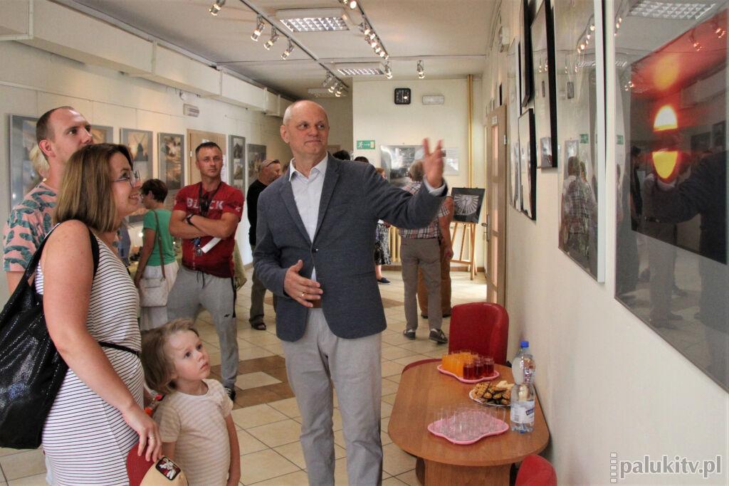 Nowa wystawa fotografii w szubińskiej bibliotece. Minerały skradły show