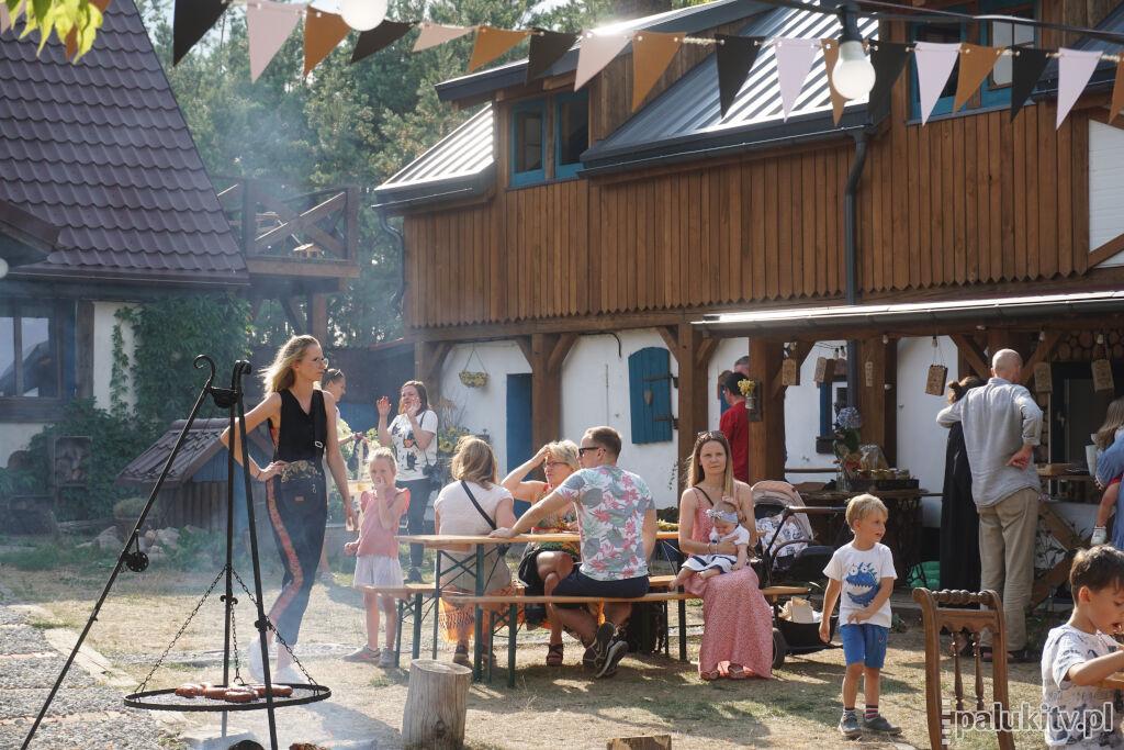 Oczarowani sielską pałucką wsią. Festiwal tradycji Pałukowisko w Studzienkach przyciągnął całe rodziny   
