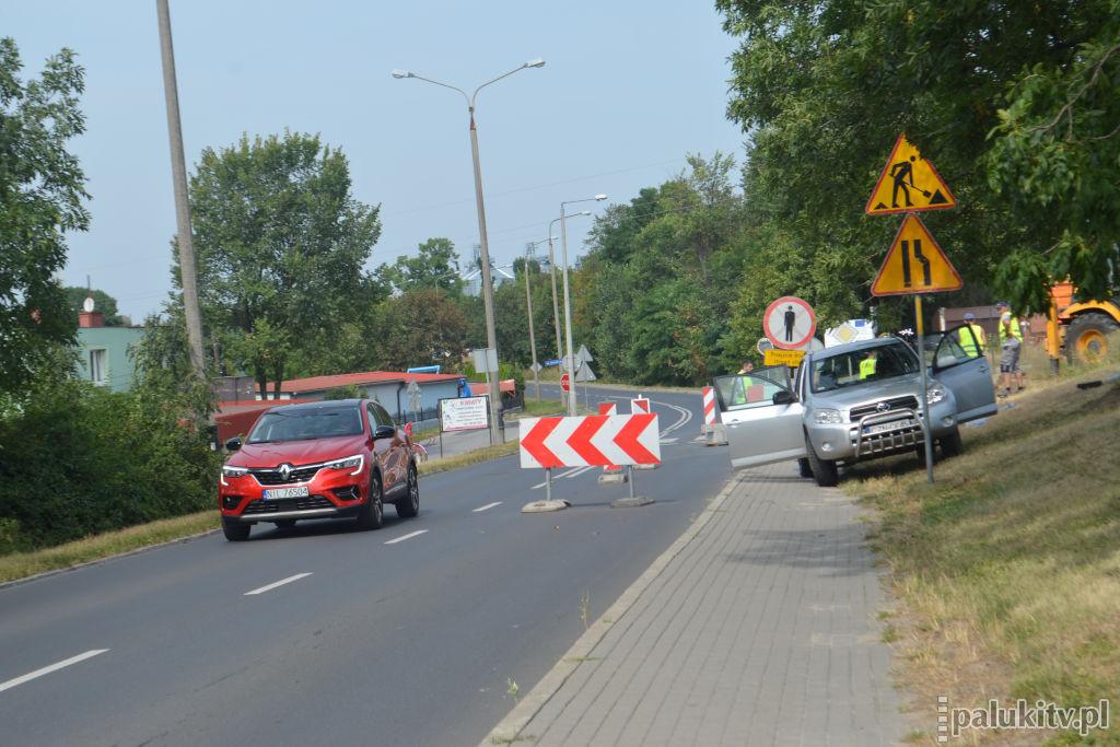 Utrudnienia przy ulicy Gnieźnieńskiej w kierunku Podgórzyna. Jeden pas ruchu wyłączony