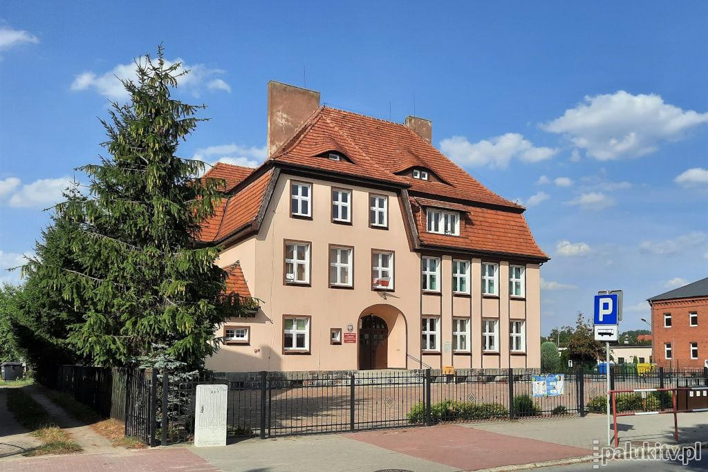 Zamienią niebezpieczny strych na białą szkołę