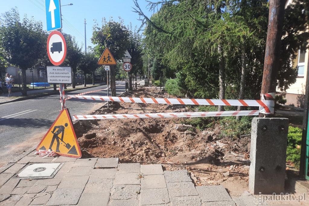 Do szkoły i przedszkola w Janowcu pójdą nowym chodnikiem. Wykonawca powinien zdążyć przed pierwszym dzwonkiem