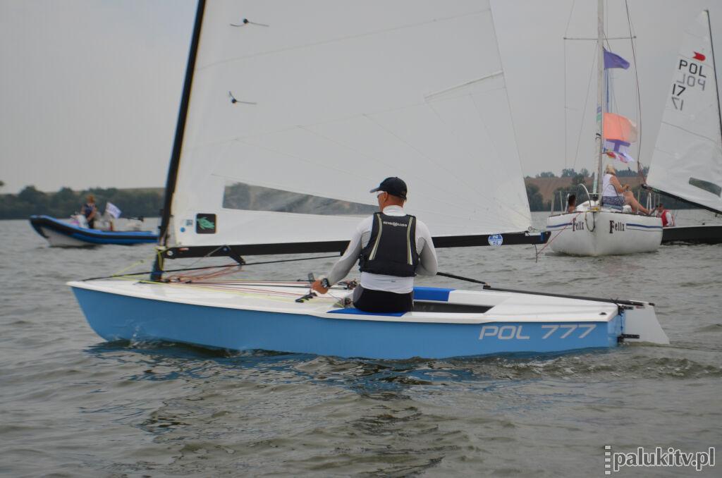 Duże Żnińskie opanowane przez regaty w klasach OK Dinghy i Finn (zdjęcia)