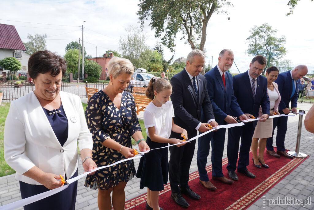 Rozbudowana szkoła w Żernikach oficjalnie otwarta. Uczniowie korzystają z dodatkowych 335 metrów kwadratowych powierzchni (wideo + zdjęcia)