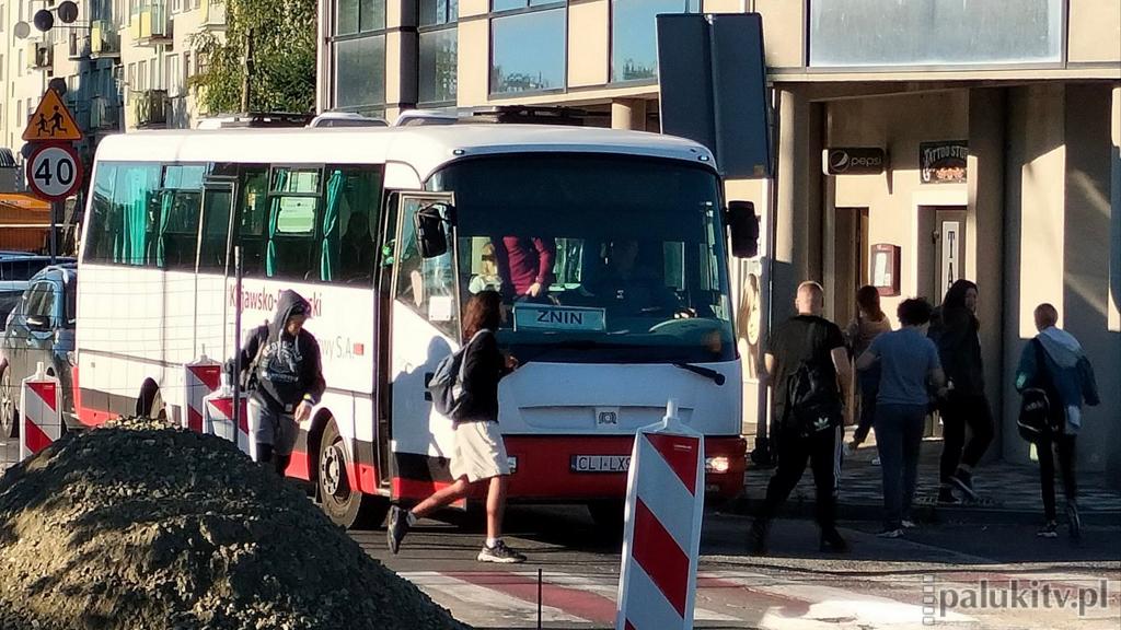 Jak młodzież wysiada rano z autobusu na Browarowej w Żninie?