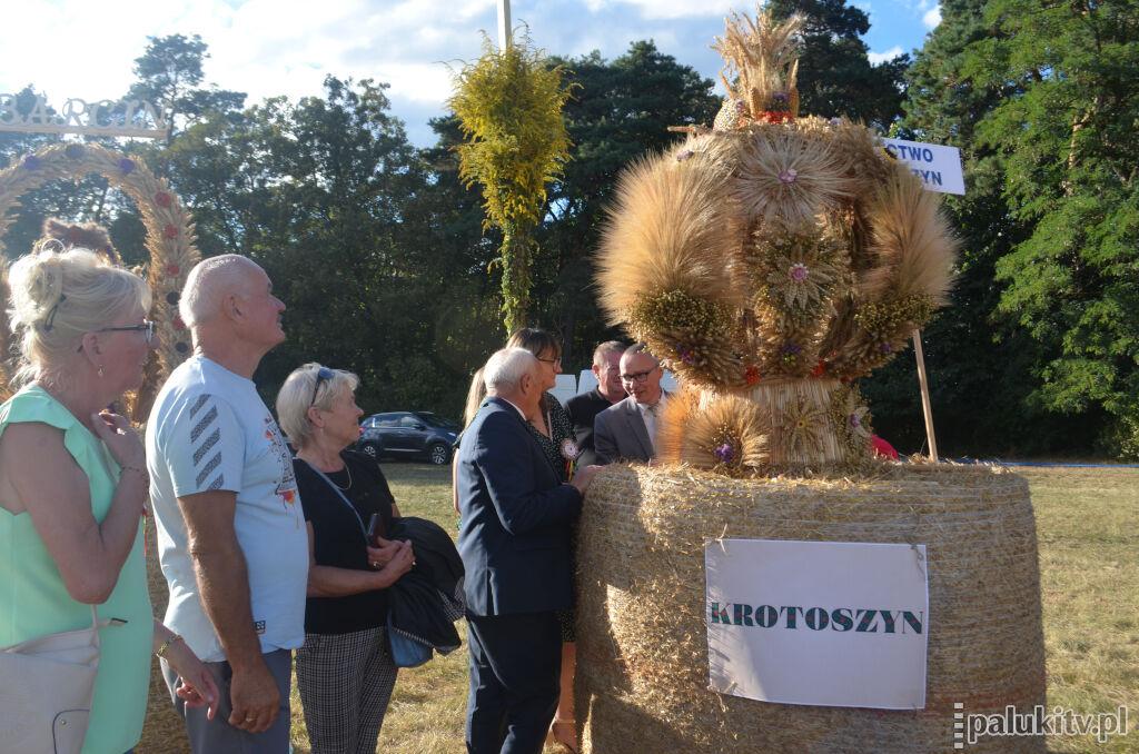 Podczas dożynek w Barcinie Wsi dziękowali za udane plony, pracę rolników i chleb (galeria)