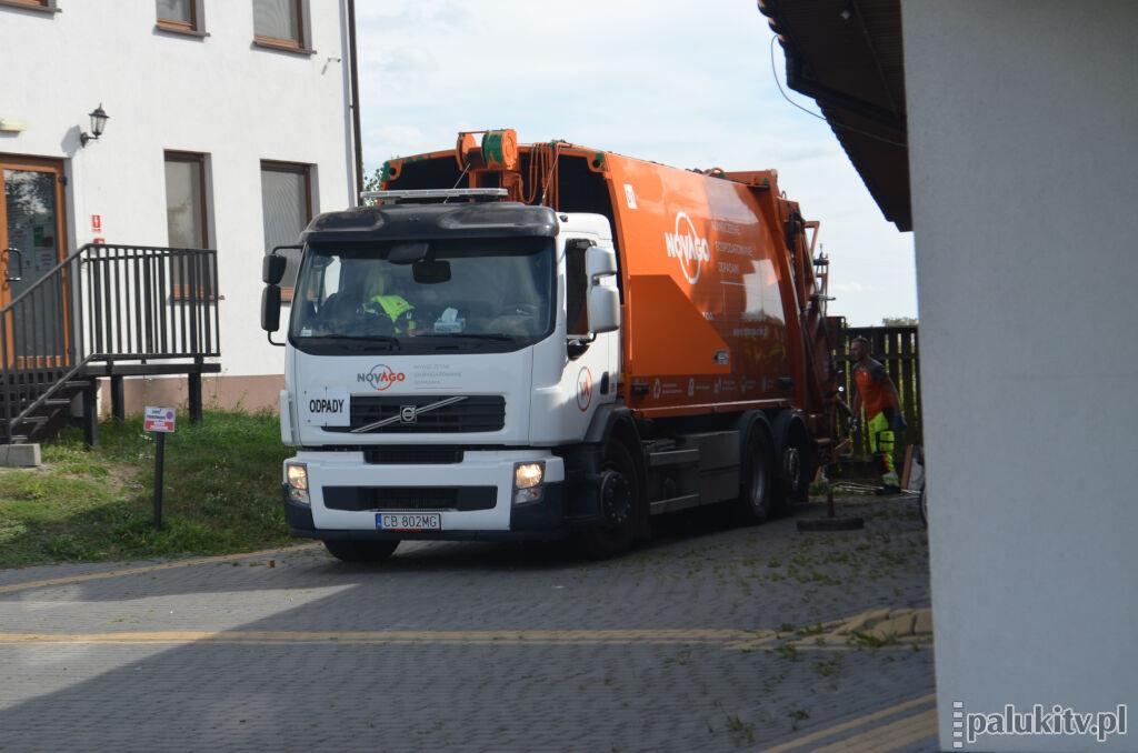 Worki ze śmieciami widoczne z biskupińskiej drogi trafiły tam, gdzie ich miejsce