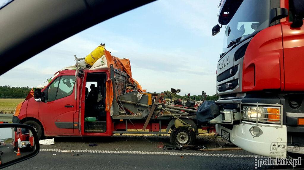 Zderzyły się dwa pojazdy, ofiara śmiertelna, ruch starą piątką