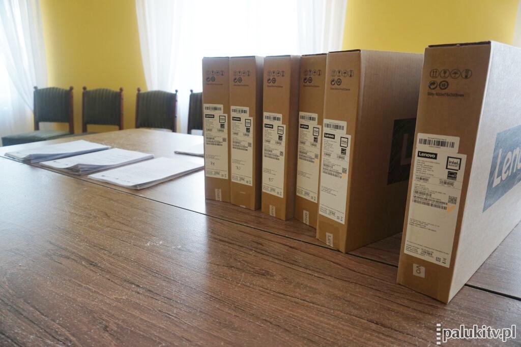 Wójt Rogowa napisał do Polski Cyfrowej. Liczy na pomoc w zakupie laptopów dla osób, które ich nie otrzymały z programu Granty PPGR