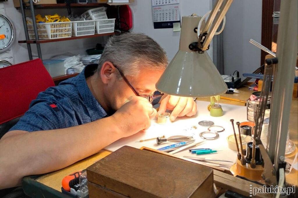 Zawód na wymarciu, ale ciągle żywy. O czasie i zegarach rozmawiamy z Wiesławem Rajmannem (zdjęcia)