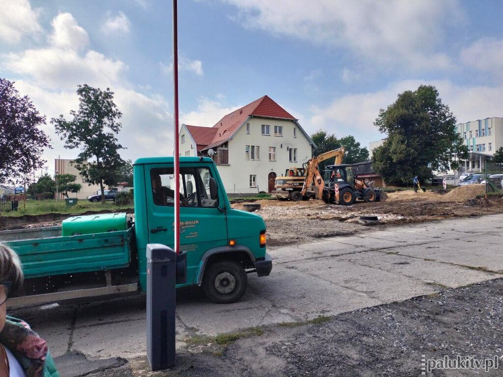Trwa budowa parkingu przy Pałuckim Centrum Zdrowia. W grudniu postój dla 70 aut. Później kolejne 30 miejsc