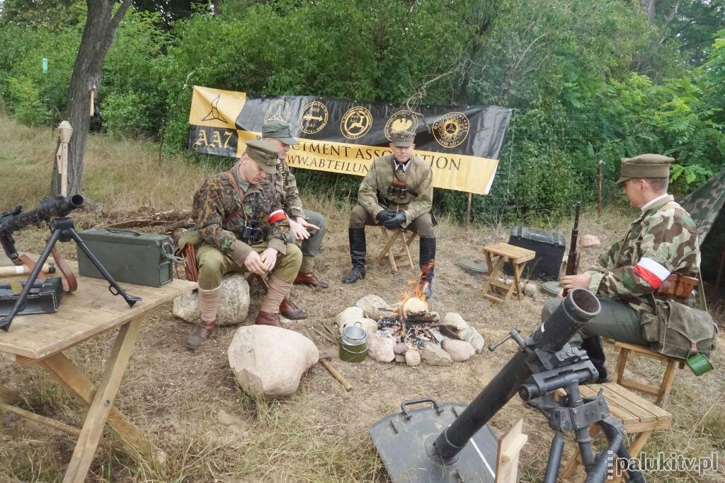 Żołnierze podziemia antykomunistycznego upamiętnieni obeliskiem w Pszczółczynie. To tutaj stoczono bitwę o 300 krów